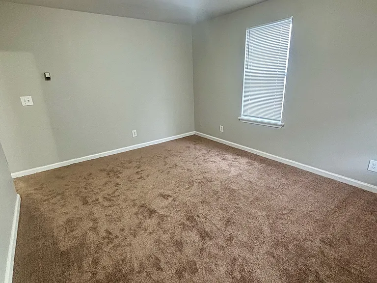 910 W Whitney Ave — Photo 2
