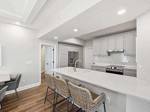3rd image of 244 Adams Pointe Blvd Unit 6