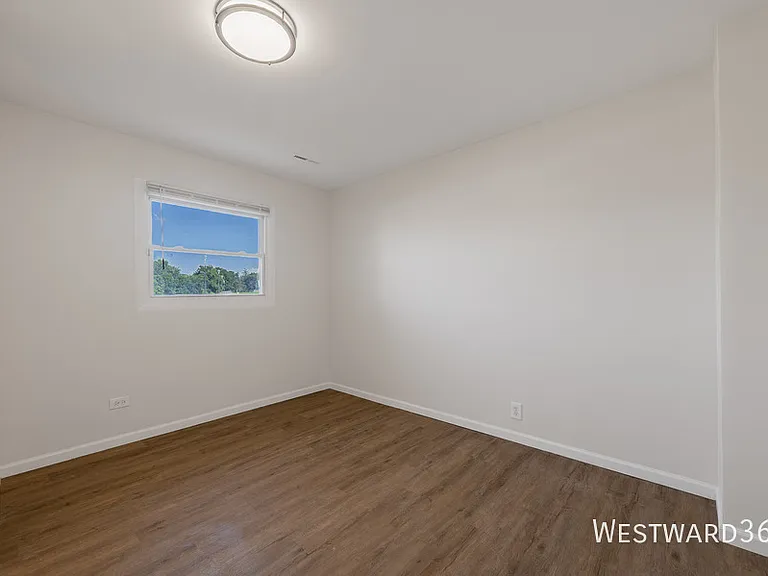 325 E Lake St — Photo 7