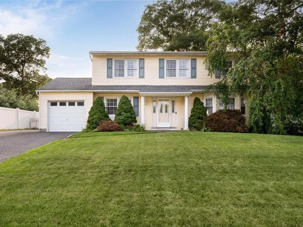 28 Roberta Avenue, Farmingville, NY 11738