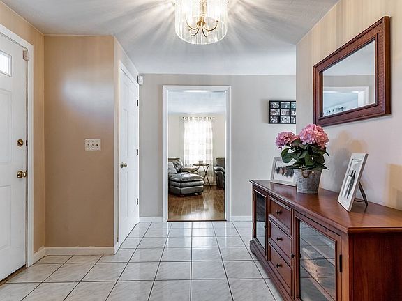 5th image of 73 Broadmeadow Ln