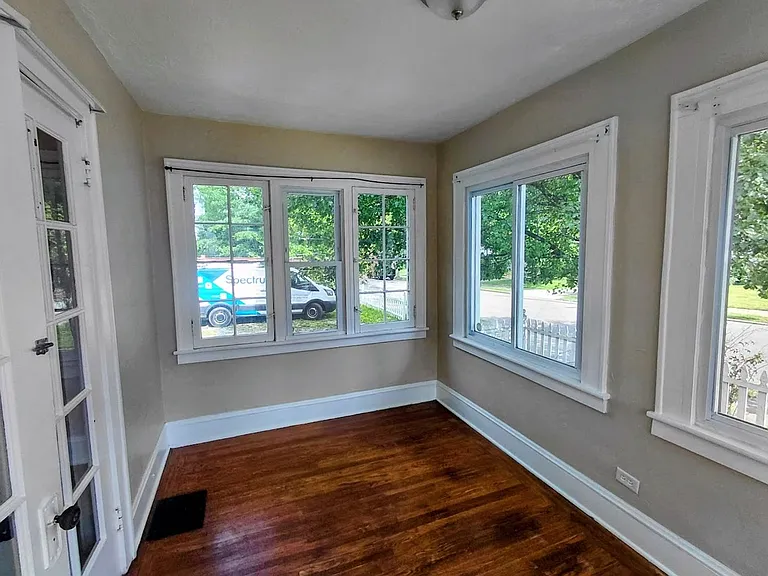 697 Crosby St — Photo 3