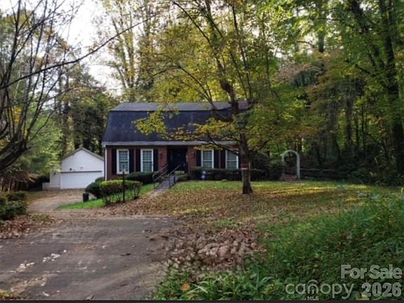 3rd image of 822 Westminster Cir