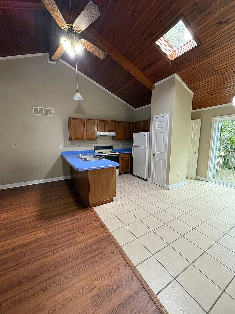 1136 Dale Drive — Photo 2