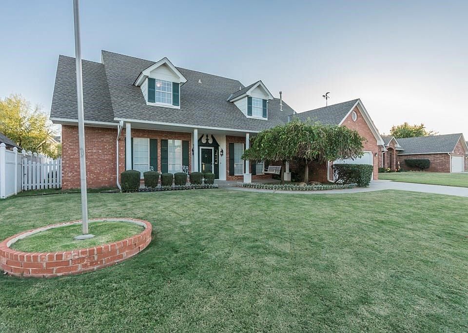 WELCOME HOME! You'll love living here -- a small enclave of homes located on a cul-de-sac and close to all amenities!