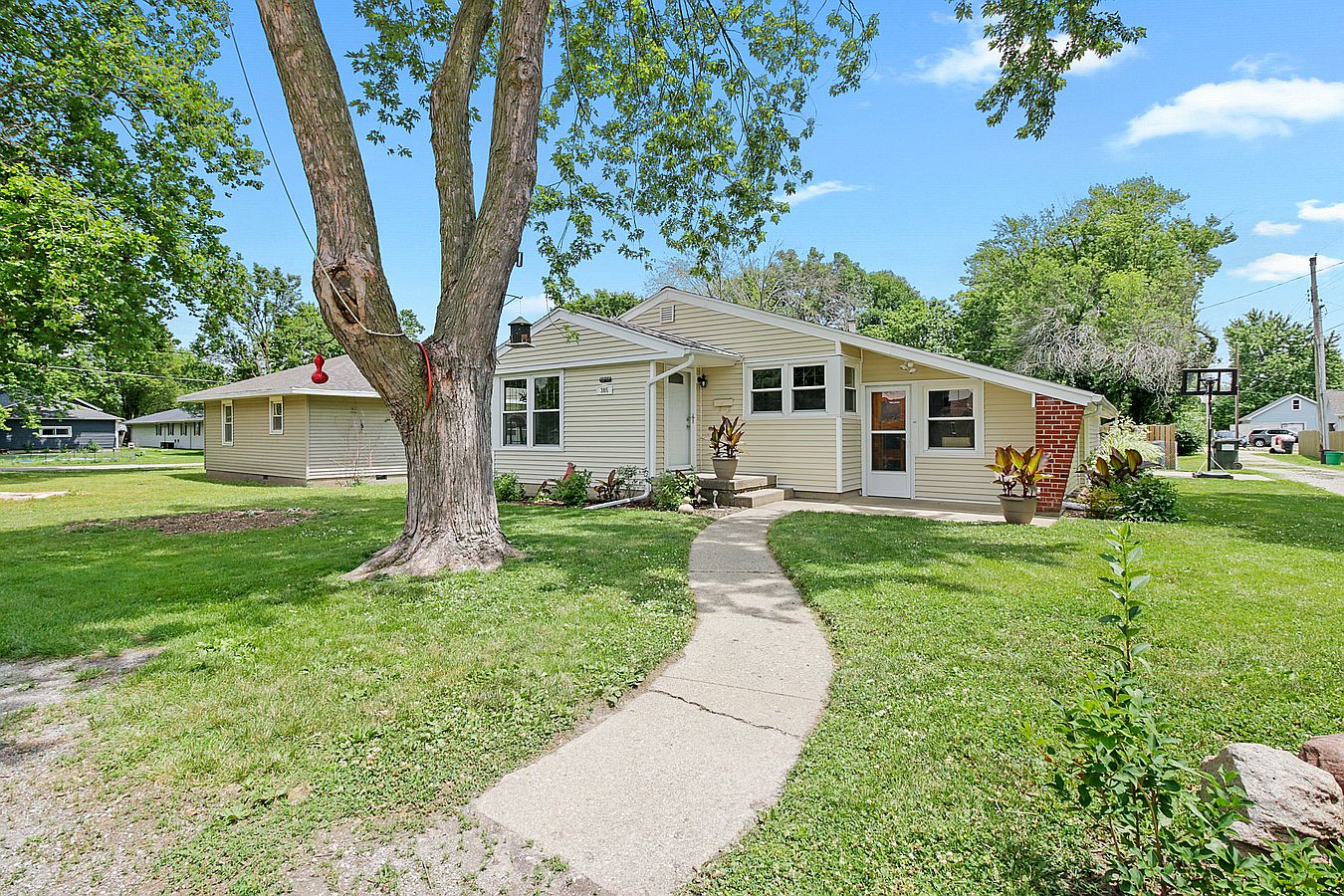 305 N Court St Tuscola Il 61953 Mls 10768683 Zillow