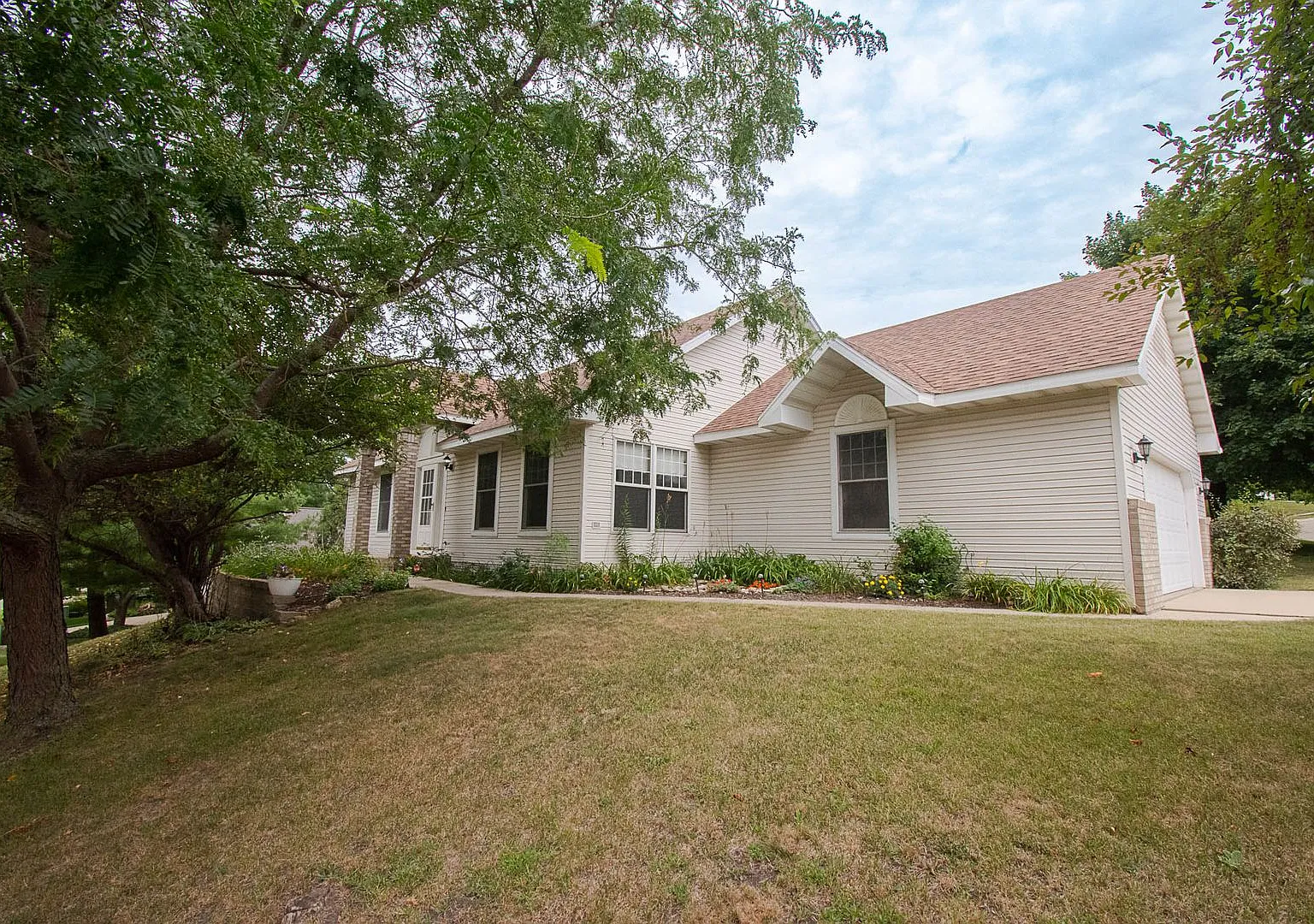 Rare Viking Hills Rental Opportunity - One Level Living! — Photo 1