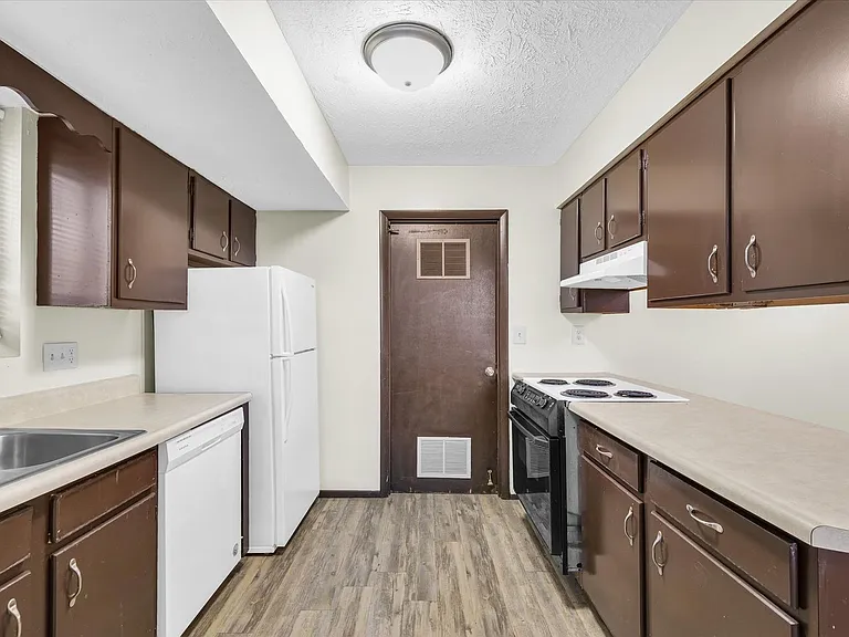 105 N Orr Dr — Photo 48