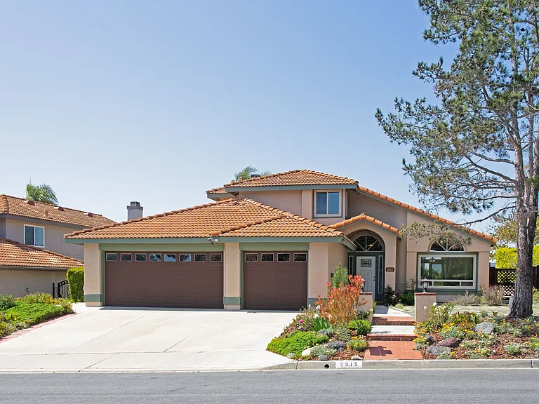 2315 Birdie St — Photo 2