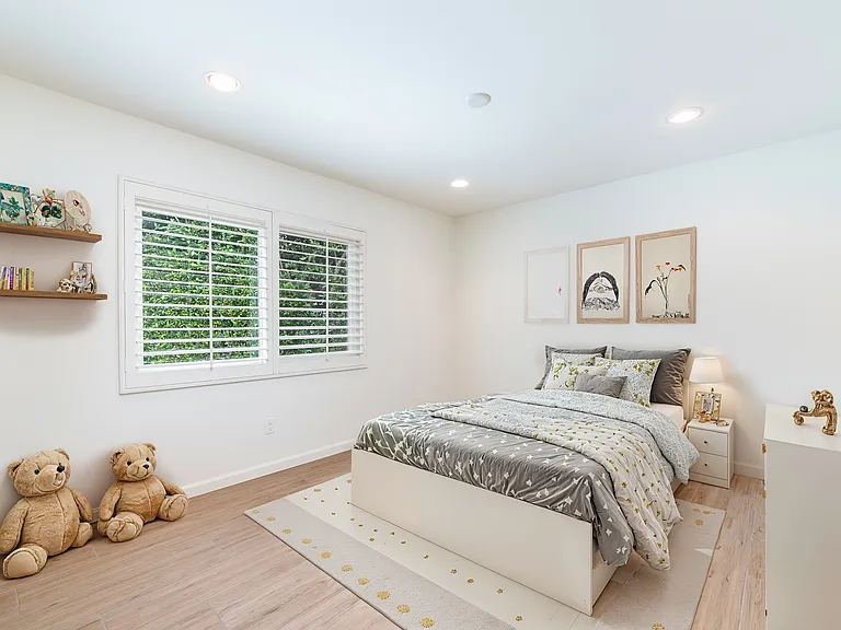 Second bedroom.