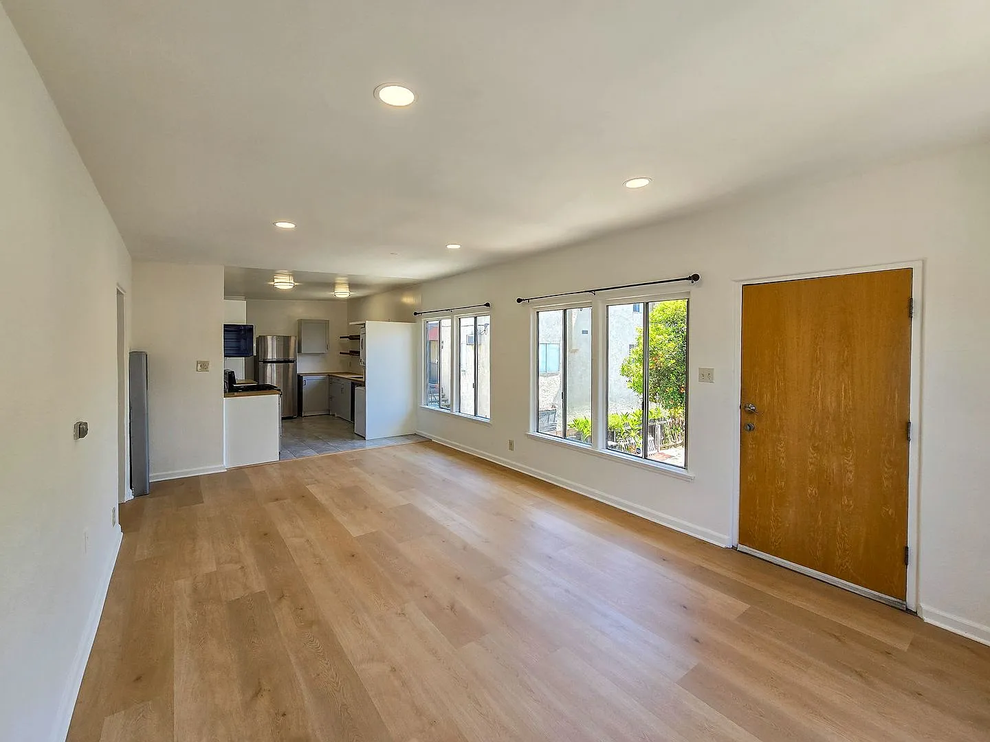 1517 E Maple St — Photo 2
