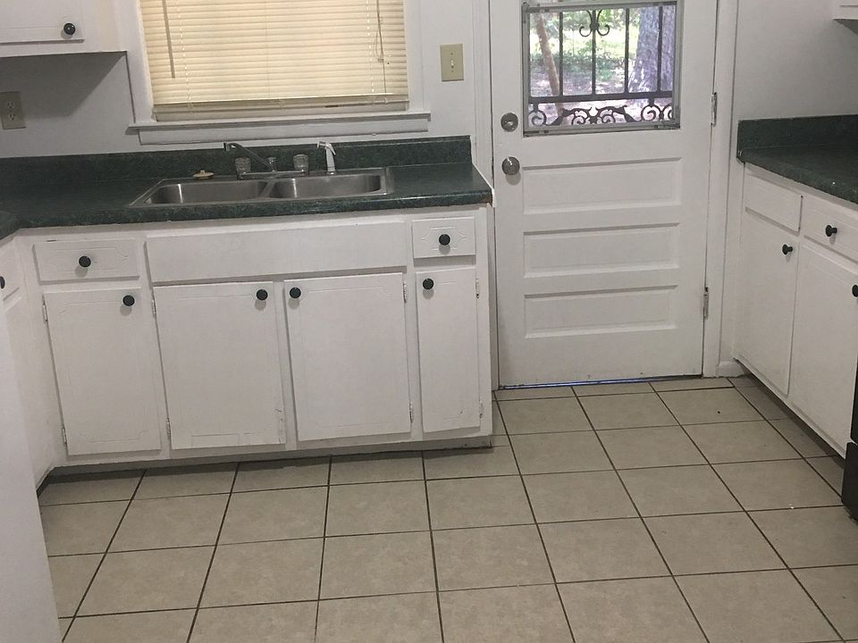 1st image of 2930 Carriage Ln