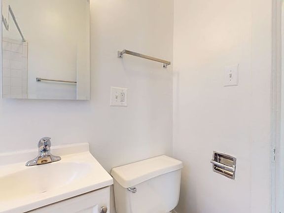 4th image of 918 E Hyde Park Blvd #2A