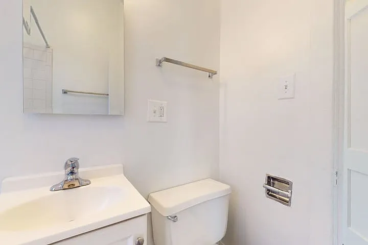 918 E. Hyde Park Boulevard — Photo 5