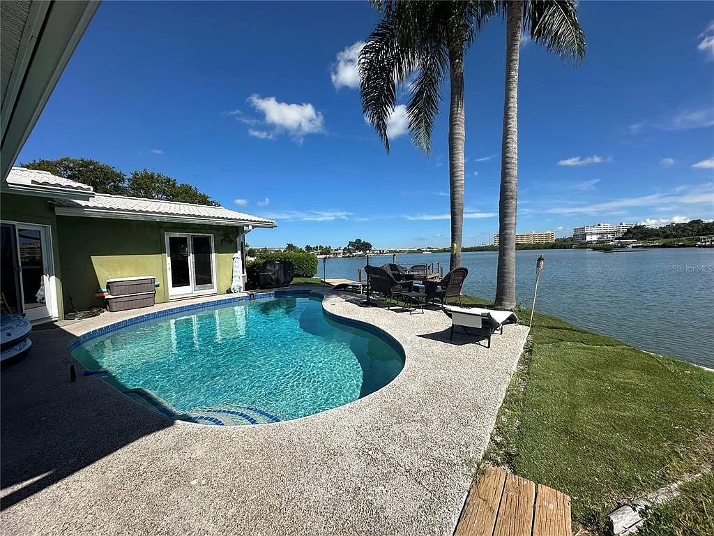3 bed, 3.0 bath, 2624 sqft, $4,000 — Photo 2