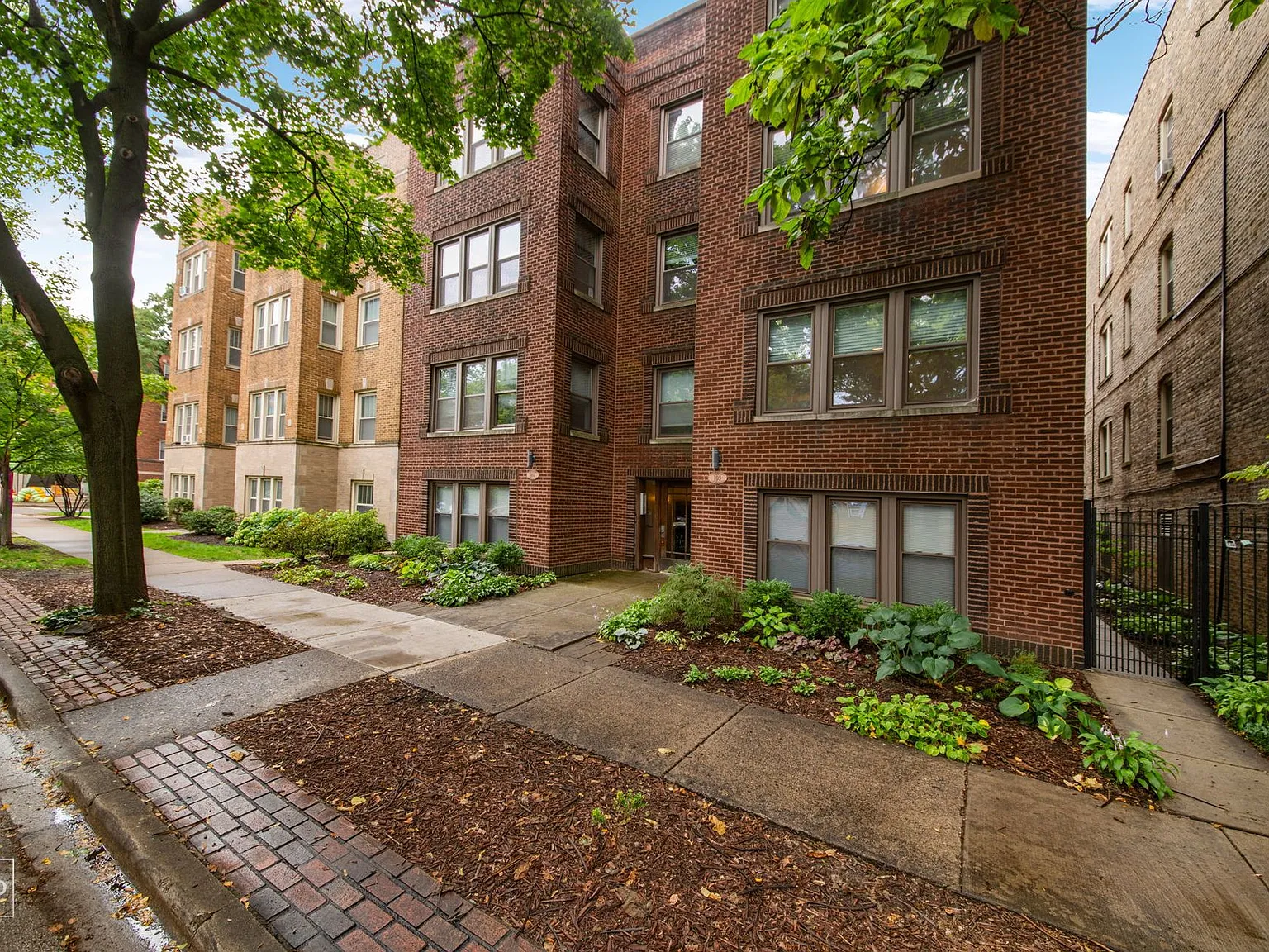 2-Bedroom Gem in Oak Park Historic District — Photo 2