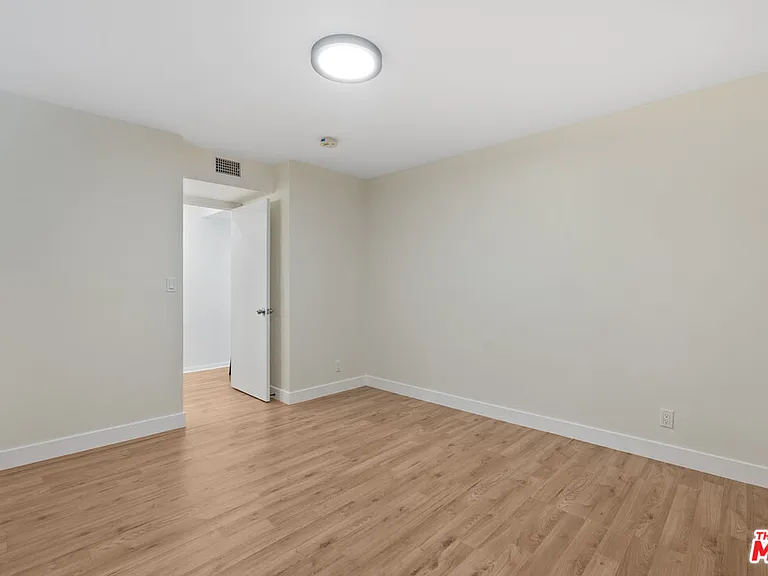 5541 Fallbrook Ave — Photo 25