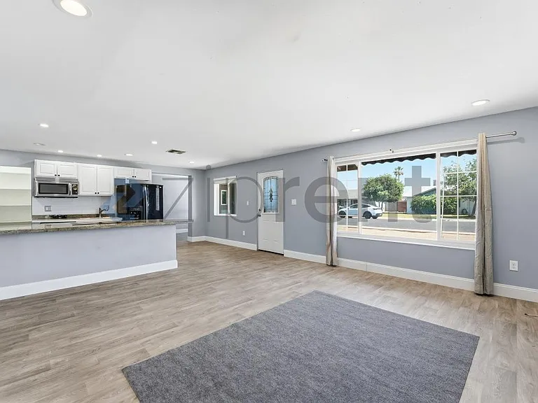 1228 E Barbara Dr — Photo 2