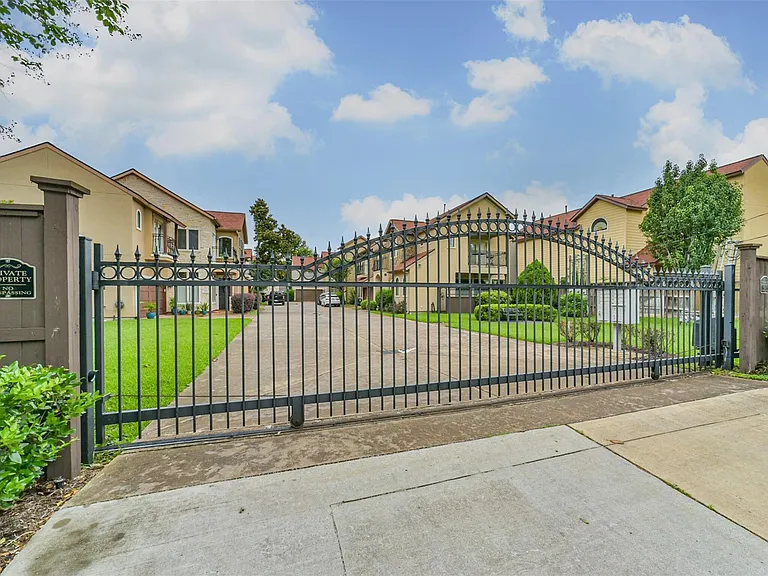 11025 Robin Hood Ct — Photo 1