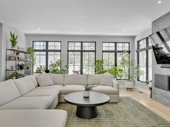 32 Lantern Ln, Wellesley, MA 02481