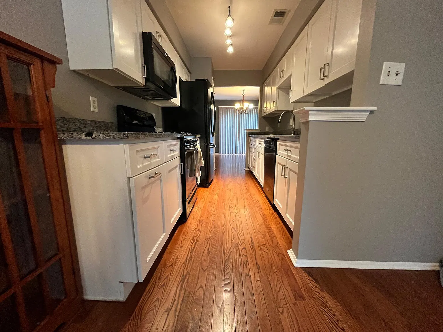 2 bed, 1600 sqft, $3,200 — Photo 4
