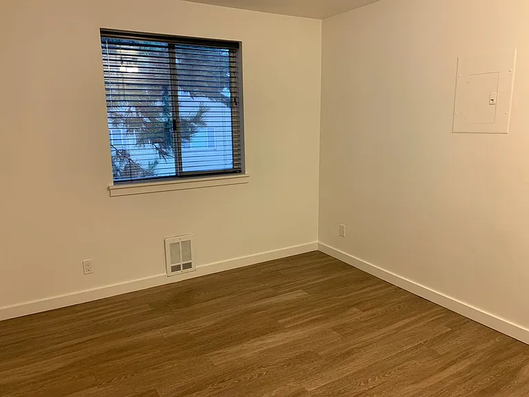 1233 Taylor Ave N — Photo 10