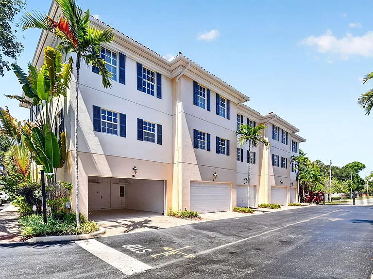 2502 N Dixie Hwy #32 — Photo 3
