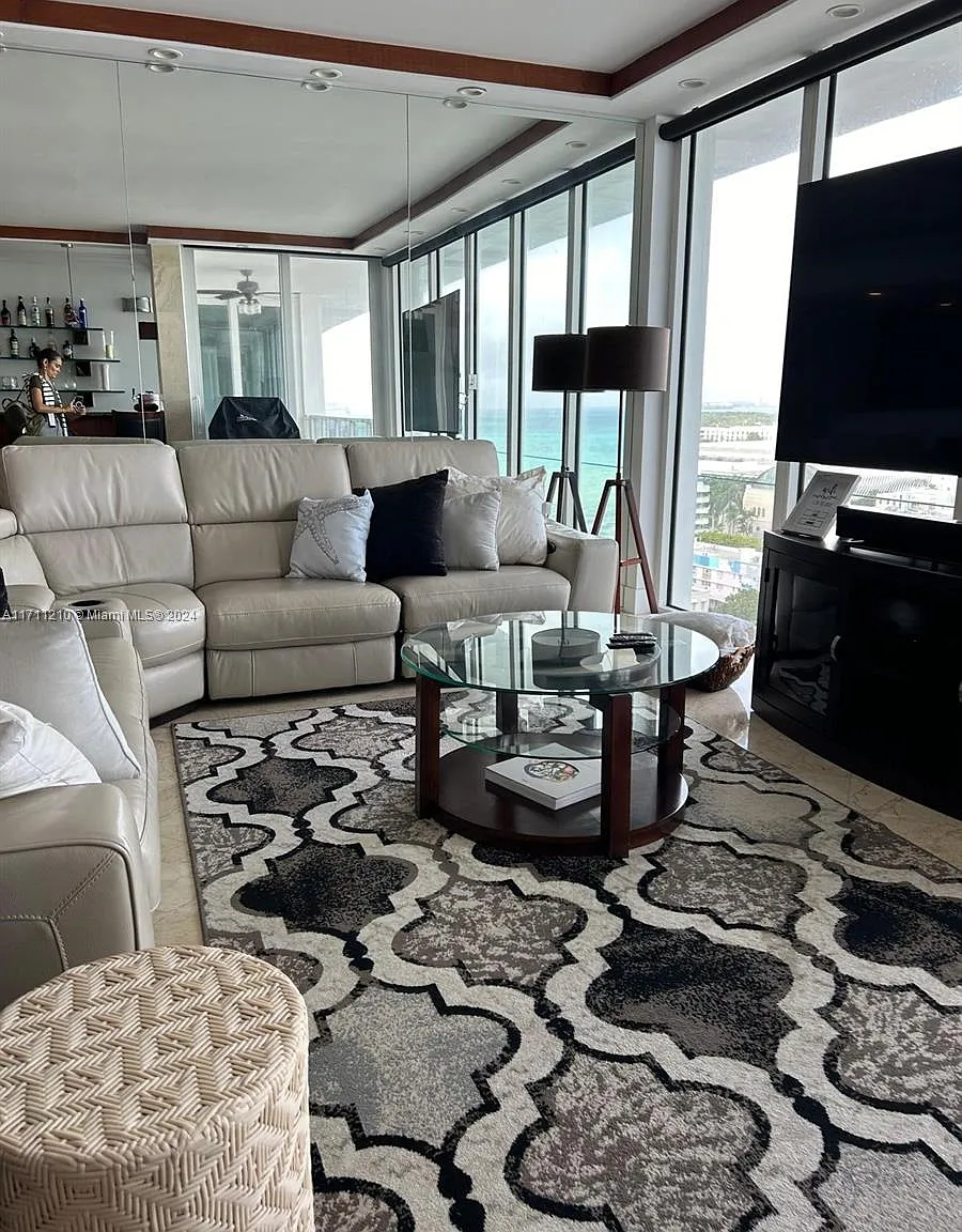 The Decoplage Condo — Photo 1