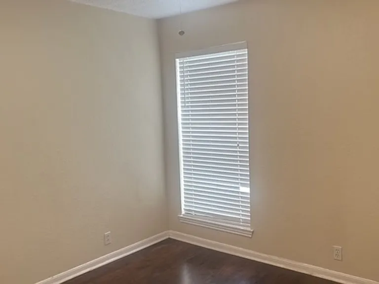 1901 Cloisters Dr #921 — Photo 28