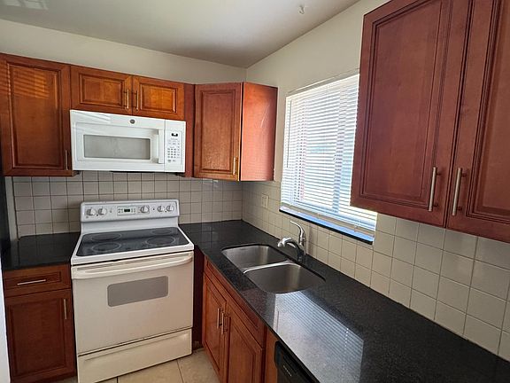 5th image of 932 W Kalmia Dr