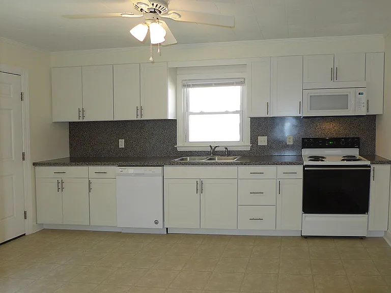 111 Isley St — Photo 6