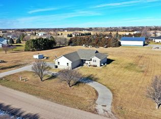 909 W 81st St, Kearney, NE 68845