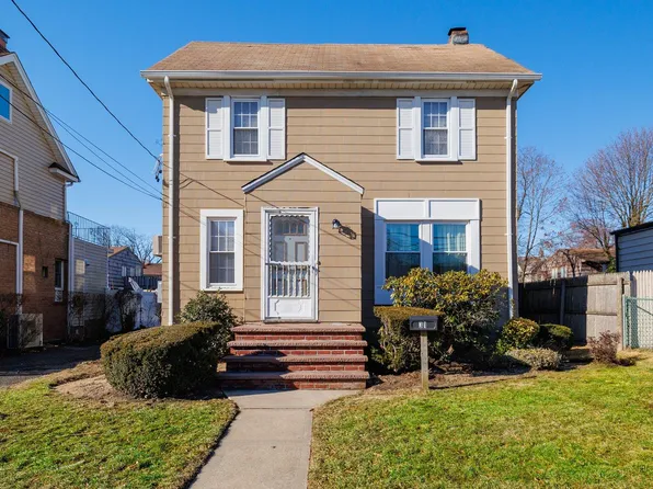 31 Pennsylvania Avenue, Freeport, NY 11520