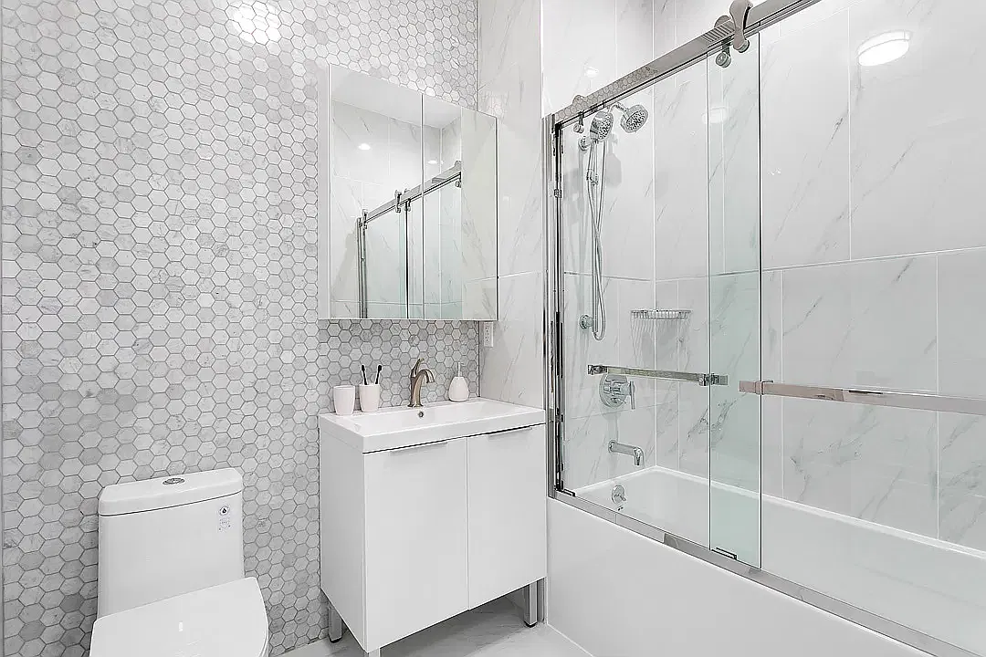 221 Sea Breeze Avenue — Photo 3