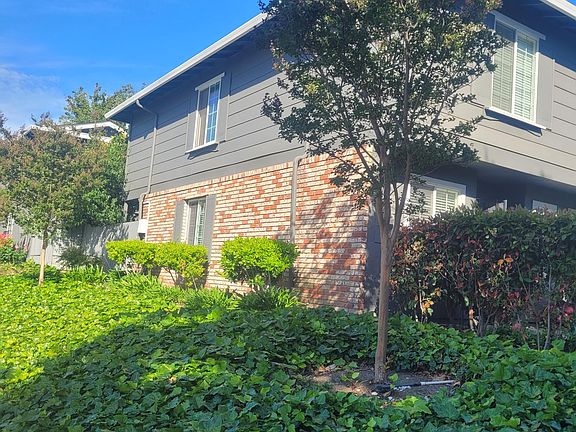 End unit so more windows and bright inside