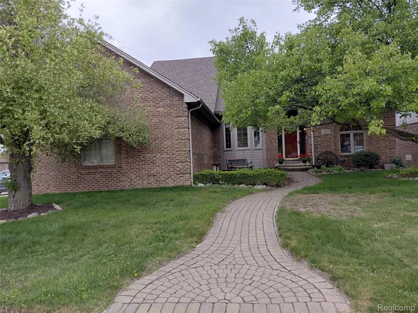 15507 White Oak Dr, Fraser, MI 48026