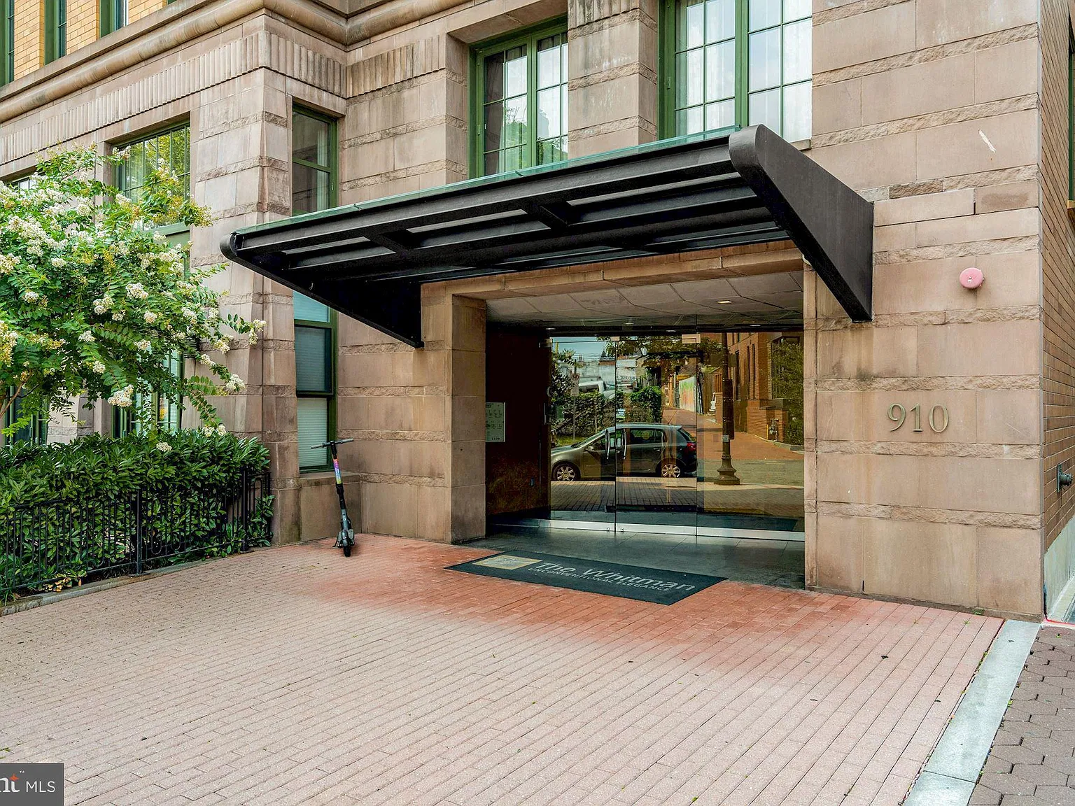 Whitman Condominium — Photo 2