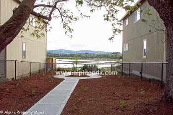 3rd image of 571 SE Heathcliff Ln