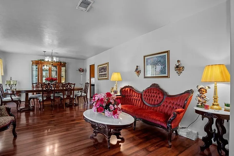 4 bed, 2437 sqft, $1,800 — Photo 2