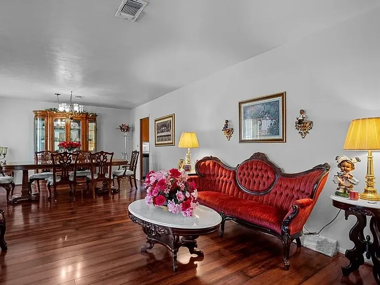1310 Spring Valley Dr — Photo 2