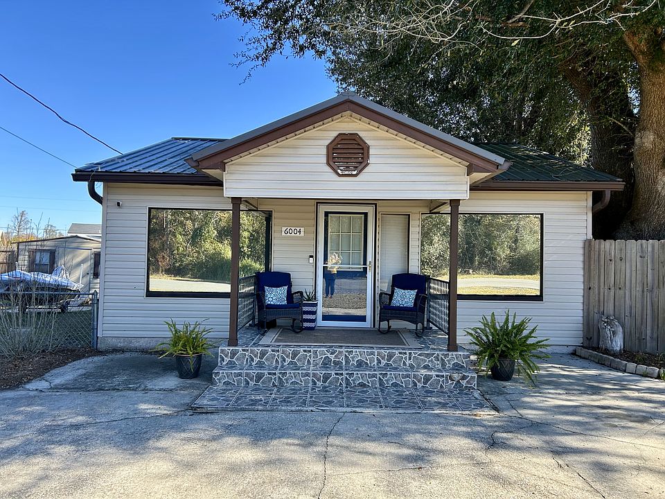 Front of rental with covered porch.