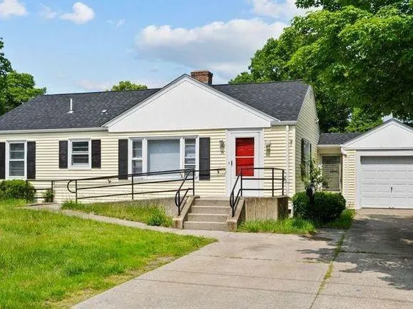 38 Titus Ln, Warwick, RI 02888