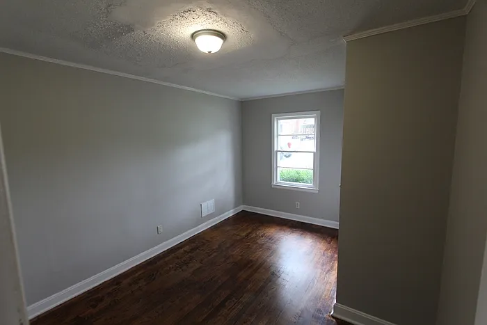 504 W Elliott St — Photo 6