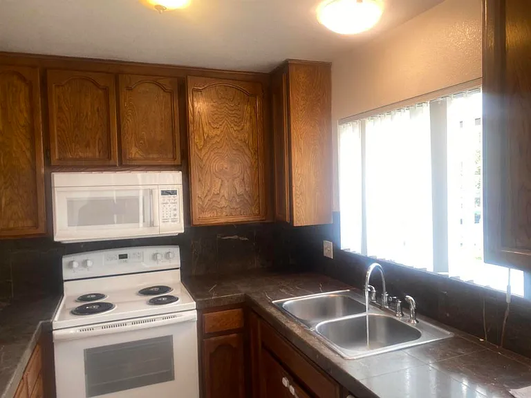 390 E Madison Ave #EL — Photo 2