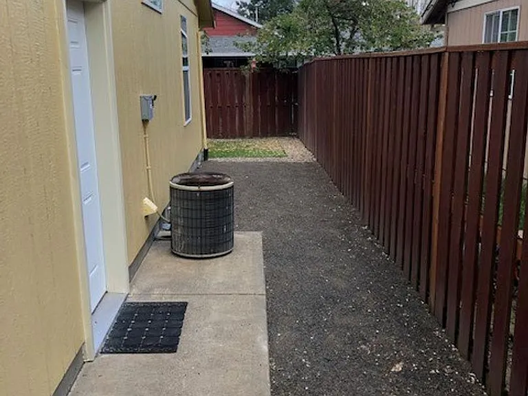 136 SW Sharon Jane Pl — Photo 7