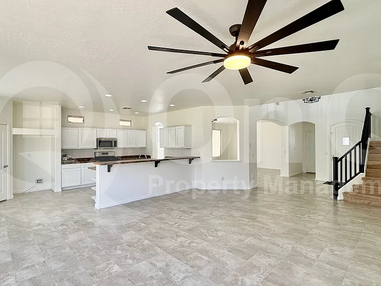 1613 S 174th Ln — Photo 6