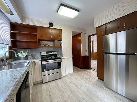 5th image of 25 Woodside Ave