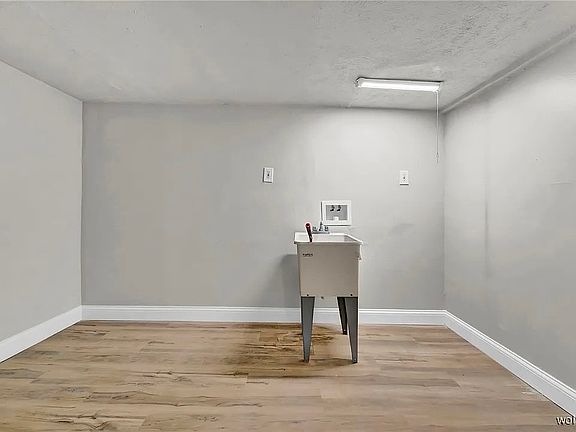 2nd image of 758 Taft Ave #2
