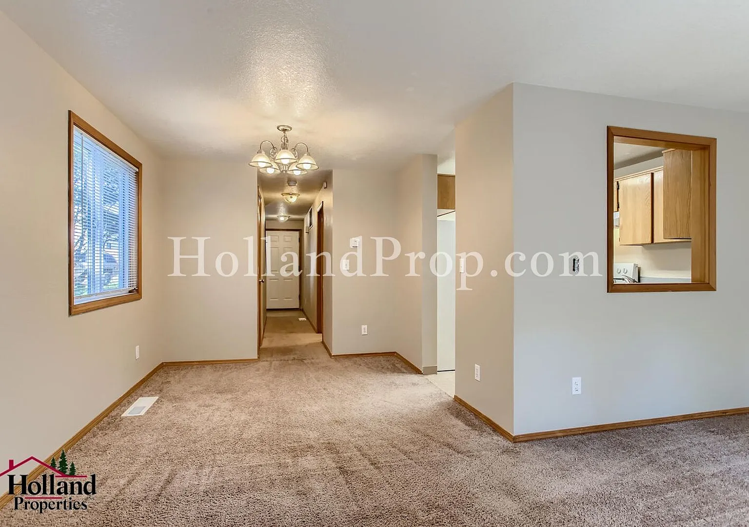 Lovely End unit of a triplex with garage — Photo 4