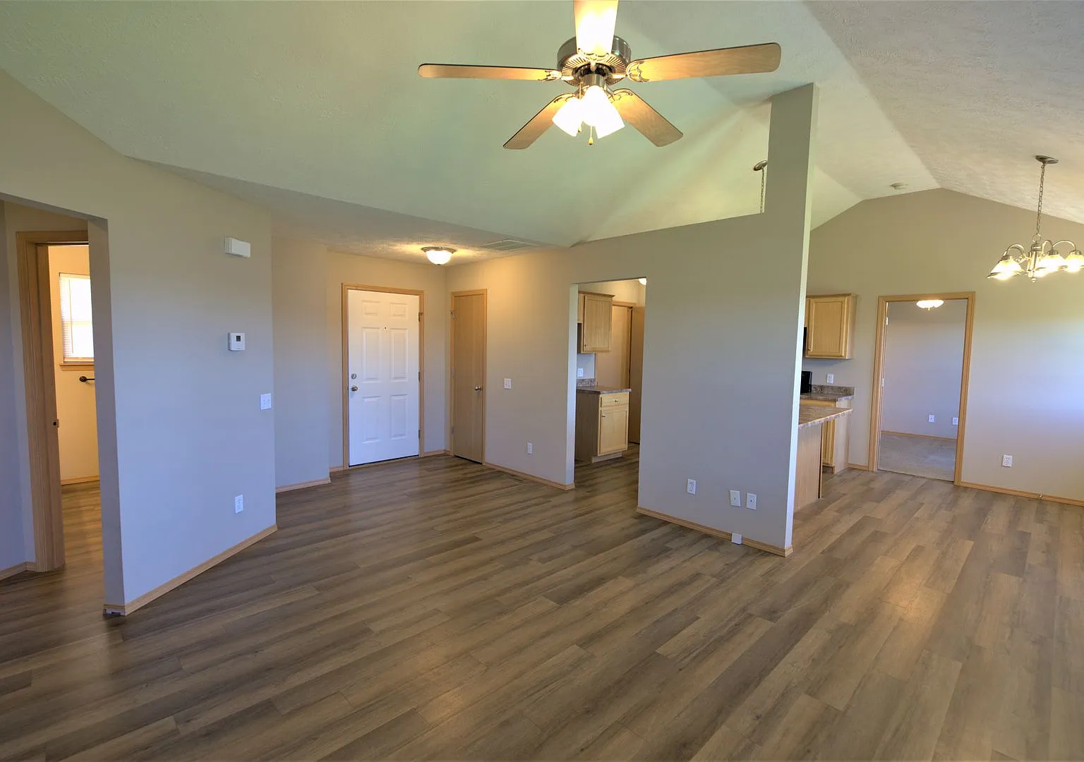 3 Bedroom in a Convenient Location — Photo 4